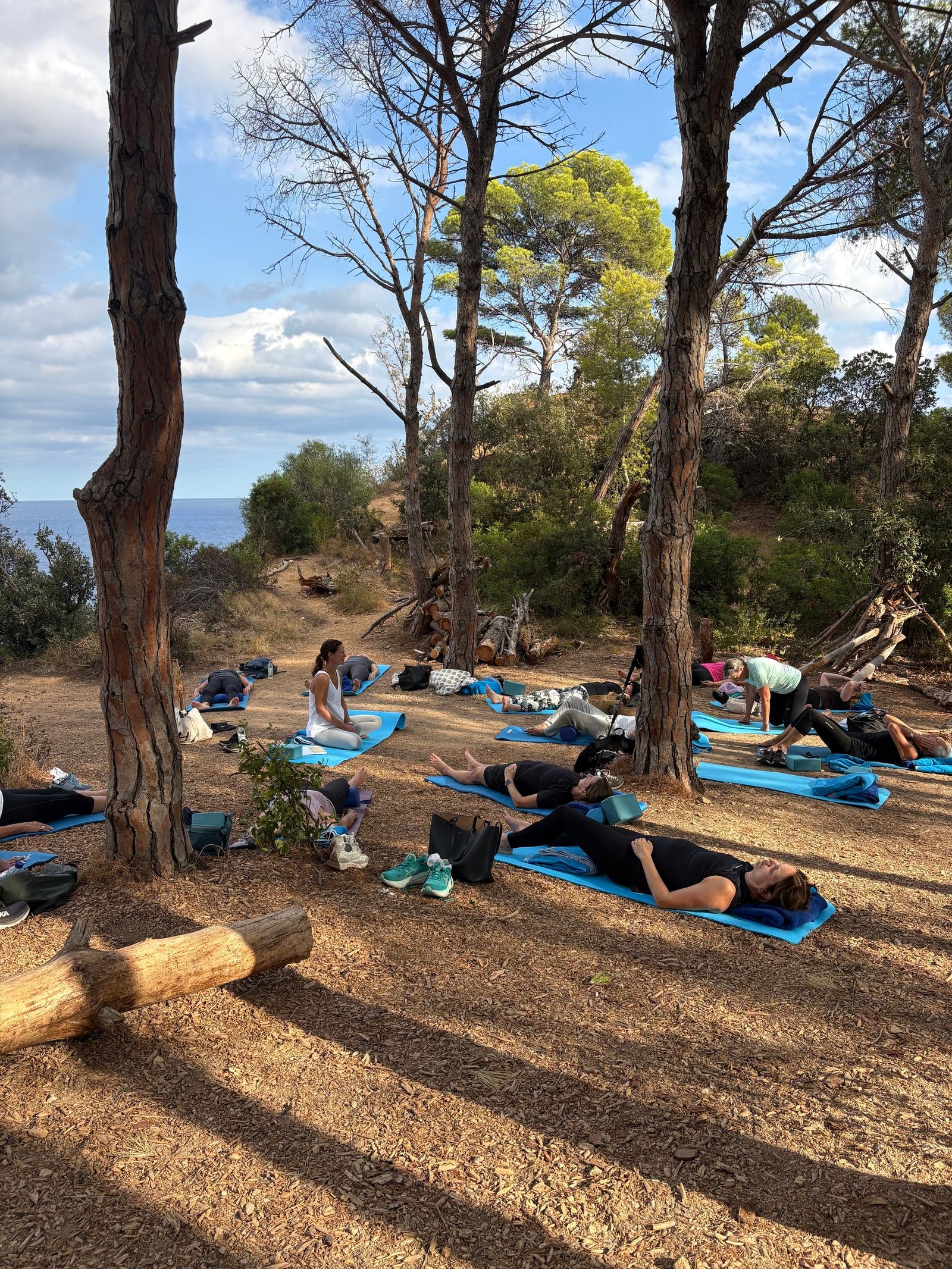 Avslappning på mattor i tallskogen ovanför havet i Tossa de Mar.